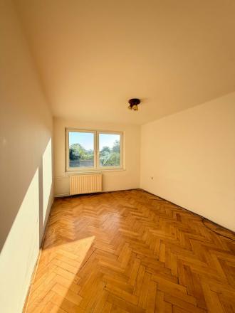 Reality KOMPLEX s.r.o. Vám ponúka na predaj 3-izbový byt s balkónom, vlastnou vykurovanou garážou a dvoma pivnicami v meste Hurbanovo! - fotografia 5