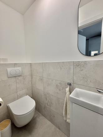 Exkluzívne iba a u nás Vám Reality KOMPLEX s.r.o., ponúka na prenájom nadštandardne zariadený trojizbový byt v atraktívnej lokalite, 250 m od centra mesta Komárno. - fotografia 8