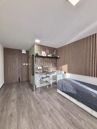 Exkluzívne iba u nás Vám Reality KOMPLEX s.r.o., ponúka na PREDAJ zrekonštruovanú garzónku v absolútnom centre Mesta Komárno v budove SOHO Tower. - fotografia 1