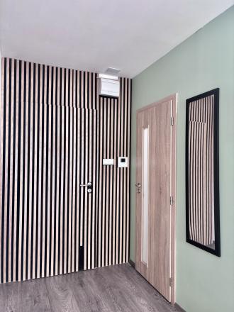 Exkluzívne iba u nás Vám Reality KOMPLEX s.r.o., ponúka na PREDAJ zrekonštruovanú garzónku v absolútnom centre Mesta Komárno v budove SOHO Tower. - fotografia 2