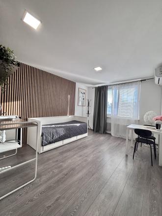 Exkluzívne iba u nás Vám Reality KOMPLEX s.r.o., ponúka na PREDAJ zrekonštruovanú garzónku v absolútnom centre Mesta Komárno v budove SOHO Tower. - fotografia 4