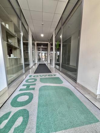 Exkluzívne iba u nás Vám Reality KOMPLEX s.r.o., ponúka na PREDAJ zrekonštruovanú garzónku v absolútnom centre Mesta Komárno v budove SOHO Tower. - fotografia 5