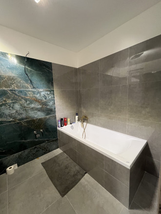 Reality KOMPLEX s.r.o. exkluzívne ponúka Vám na predaj priestranný poschodový 4-izbový rodinný dom s dvoma garážami vo Veľkom Mederi - fotografia 13