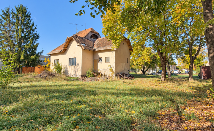 Reality KOMPLEX s.r.o. Vám exkluzívne ponúka na predaj rozsiahly pozemok s celkovou výmerou 2 988 m², ktorého súčasťou je starší rodinný dom.