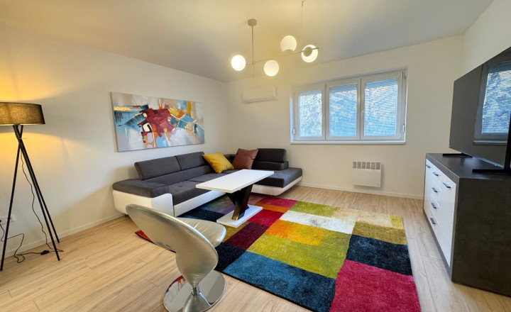 Reality KOMPLEX s.r.o., Vám ponúka kompletne zrekonštruovaný luxusný, kompletne zariadený 2-izbový byt s garážou v centre mesta Komárna !!! - fotografia 1