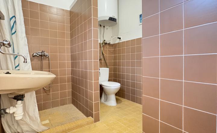 IBA U NÁS !!! Reality KOMPLEX s.r.o. Vám ponúka na PREDAJ zrekonštruovanú chatu v nádhernom, tichom prostredí 100m od Virtskom jazere !!! - fotografia 9