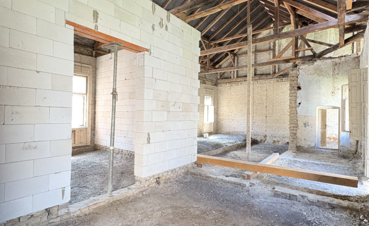 EXKLUZÍVNE IBA U NÁS !!! Reality KOMPLEX s.r.o. vám ponúka na predaj výnimočný dom v srdci historického Komárna – bývanie aj investícia s budúcnosťou !!! - fotografia 1