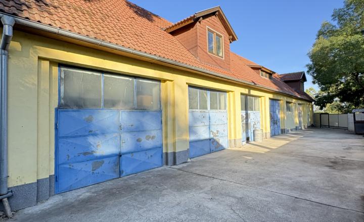 IBA U NÁS !!! Reality KOMPLEX s.r.o. vám ponúka na predaj priestranný viacúčelový priestor v Komárne na pozemku s celkovou výmerou 805 m2 za super cenu !!! - fotografia 1