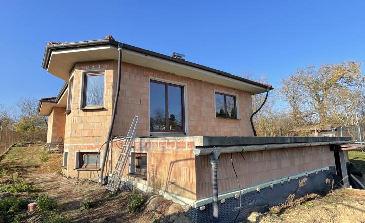 EXKLUZÍVNE Vám ponúkame NA PREDAJ rodinný dom v malebnom prostredí - v obci Pozba - fotografia 13