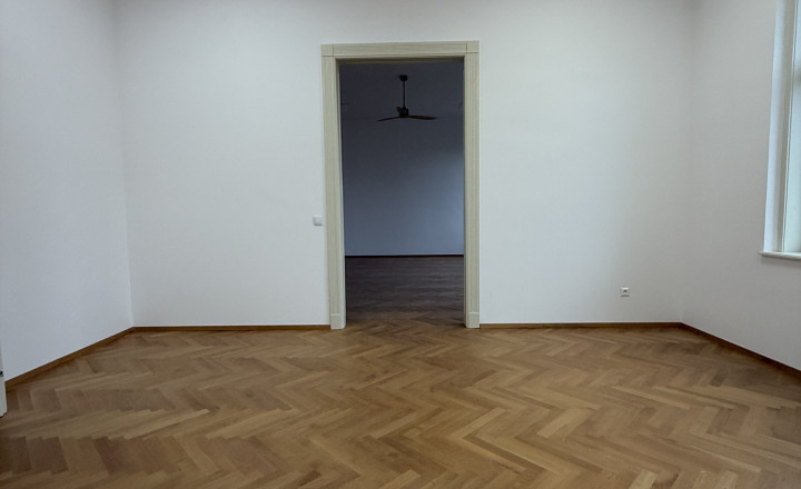 Reality KOMPLEX s.r.o. Vám ponúka v samotnom srdci mesta Komárno na prenájom priestranný a reprezentatívny kancelársky priestor, - fotografia 3