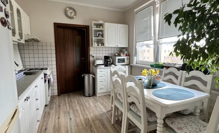 Pekný, zrekonštruovaný trojizbový byt s balkónom v Komárne na PREDAJ