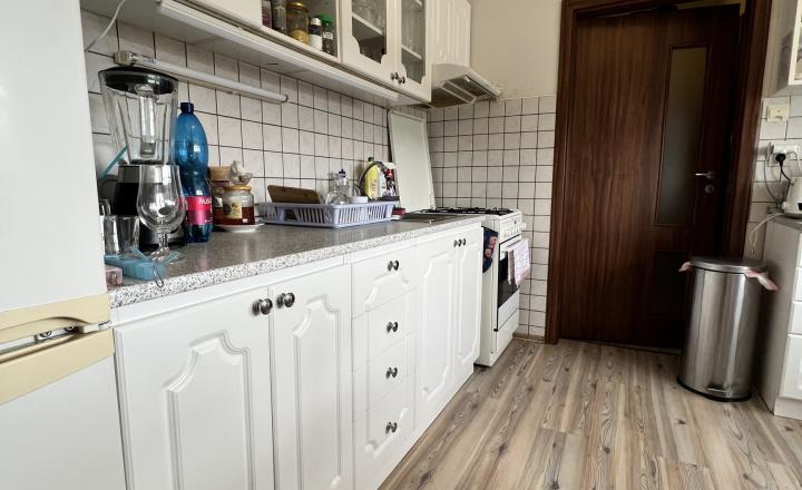 Pekný, zrekonštruovaný trojizbový byt s balkónom v Komárne na PREDAJ - fotografia 1
