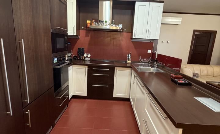 Reality KOMPLEX s.r.o. Vám ponúka na predaj priestranný 3-izbový byt s výmerou 97 m², ktorý sa nachádza v centre mesta Dunajská Streda - fotografia 9