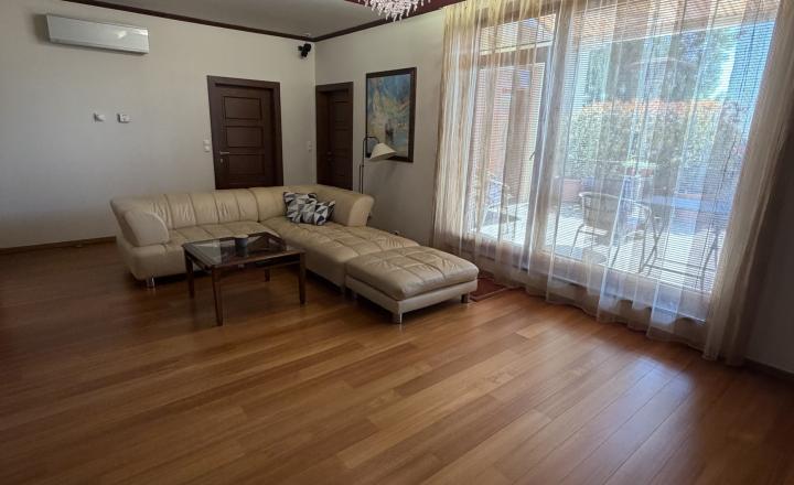 Reality KOMPLEX s.r.o. Vám ponúka na predaj priestranný 3-izbový byt s výmerou 97 m², ktorý sa nachádza v centre mesta Dunajská Streda - fotografia 11