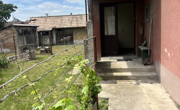 Na PREDAJ starý rodinný dom s veľkým pozemkom v Kravanoch nad Dunajom! - fotografia 9