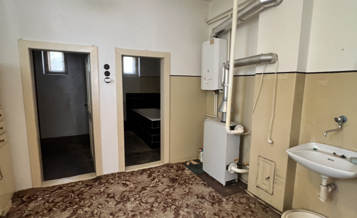 Na PREDAJ starý rodinný dom s veľkým pozemkom v Kravanoch nad Dunajom! - fotografia 4