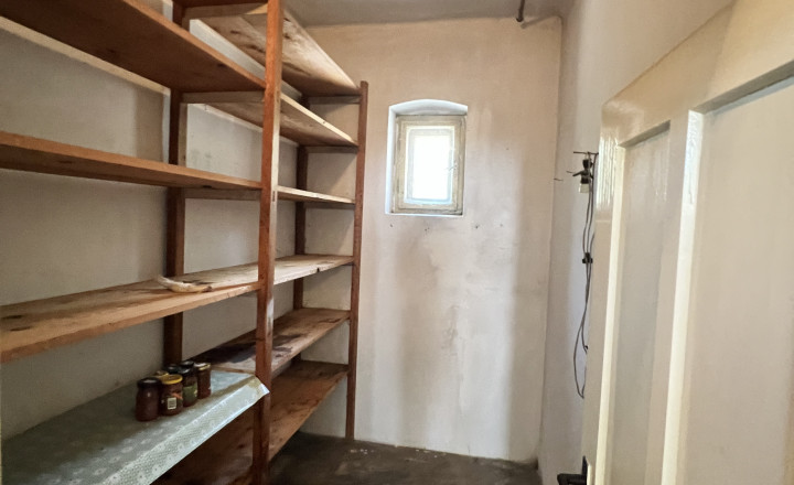 Na PREDAJ starý rodinný dom s veľkým pozemkom v Kravanoch nad Dunajom! - fotografia 7