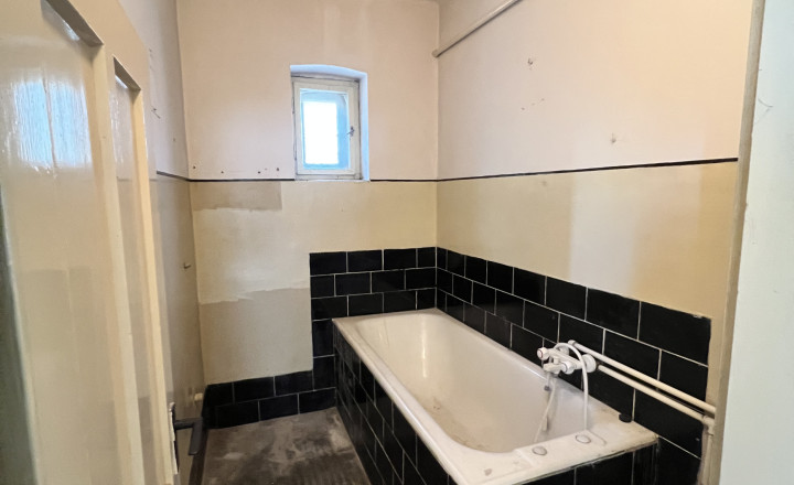 Na PREDAJ starý rodinný dom s veľkým pozemkom v Kravanoch nad Dunajom! - fotografia 5