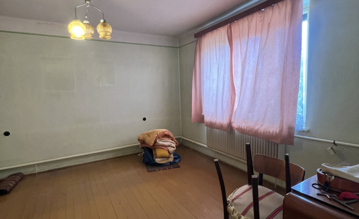 Na PREDAJ starý rodinný dom s veľkým pozemkom v Kravanoch nad Dunajom! - fotografia 1