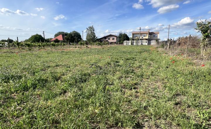 Veľký pozemok na PREDAJ 300 m od brehu Dunaja v Kravanoch nad Dunajom aj pre investorov! - fotografia 1