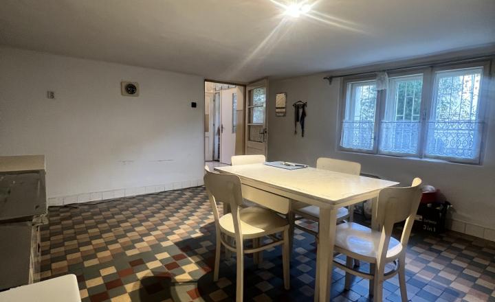VEĽKORYSÝ RODINNÝ DOM  S VÝNIMOČNÝM PRIESTOROM A POZEMKOM V POKOJNEJ ČASTI KOMÁRNA (NOVÁ STRÁŽ) - na PREDAJ - fotografia 5