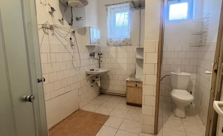 VEĽKORYSÝ RODINNÝ DOM  S VÝNIMOČNÝM PRIESTOROM A POZEMKOM V POKOJNEJ ČASTI KOMÁRNA (NOVÁ STRÁŽ) - na PREDAJ - fotografia 19
