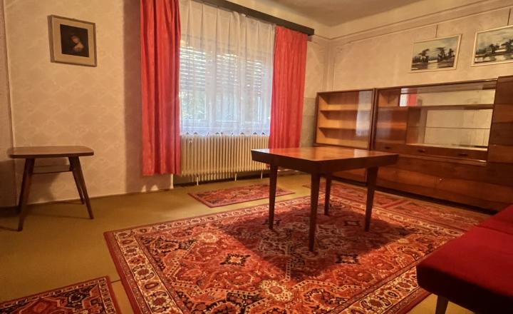 VEĽKORYSÝ RODINNÝ DOM  S VÝNIMOČNÝM PRIESTOROM A POZEMKOM V POKOJNEJ ČASTI KOMÁRNA (NOVÁ STRÁŽ) - na PREDAJ - fotografia 2