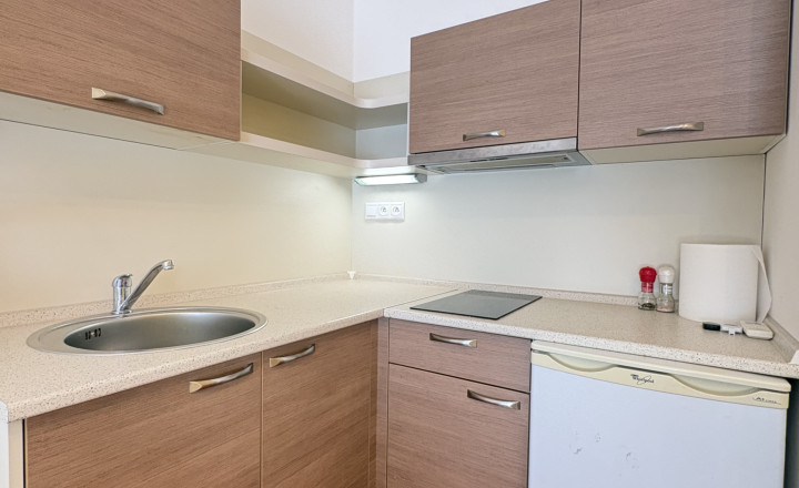 Iba u nás!!! Reality KOMPLEX s.r.o.,Vám ponúka na prenájom moderne zrekonštruovaný, zariadení 1-izbový byt v tichej časti Komárna !!! - fotografia 1
