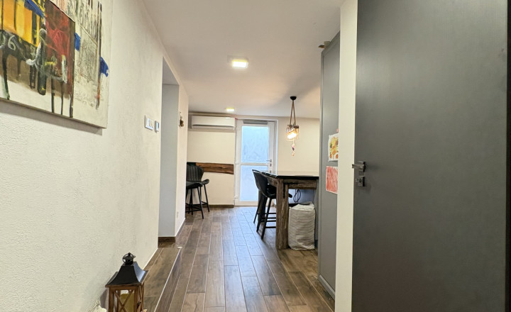 Reality Komplex ponúka na predaj zrekonštruovaný poschodový rodinný dom s priestranným pozemkom v pokojnej časti Komárna s dobrou dostupnosťou do mesta !!! - fotografia 3