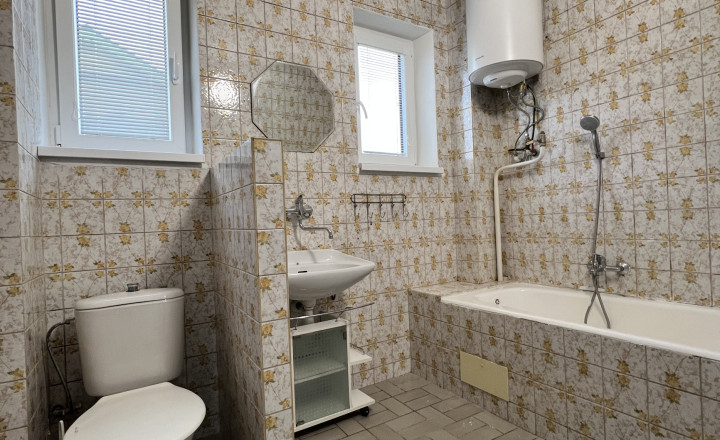 Reality KOMPLEX s.r.o. Vám ponúka do NÁJMU časť rodinného domu v Komárne!! - fotografia 7