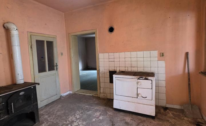 Reality KOMPLEX s.r.o. ponúka Vám na predaj 3-izbový rodinný dom v obci Medveďov - fotografia 11